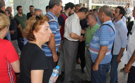 Mersin'de işten çıkarılan işçiler belediye önünde açıklama yaptı