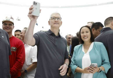 Amerika da teknoloji firması Apple yeni telefon ve akıllı saat modellerini tanıttı