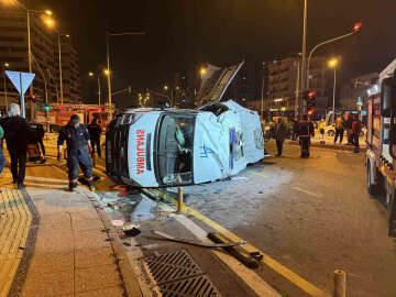 Mersin'de ambulans ile otomobil çarpıştı: 1'i ağır 7 yaralı