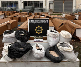 Mersin'de mobilya eşyaları arasında 557 bin adet uyuşturucu hap ele geçirildi