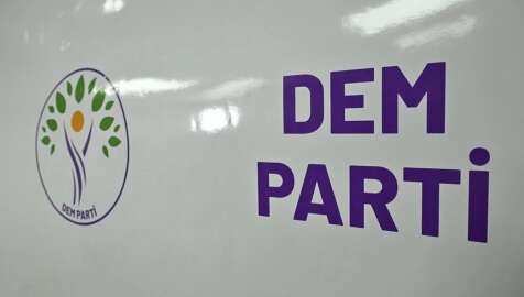 Adana Seyhan’da DEM Parti’nin afişleri indirildi, Başkan Karalar özür diledi