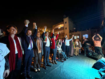 Mersin Akdeniz’de binler DEM Parti’nin seçim kutlamalarına aktı