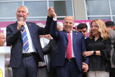 Adana Yüreğir Belediye Başkanı Demirçalı, parti rozetini çıkarıp koltuğuna oturdu