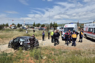 Uşak-Ankara kara yolunda  otomobil takla attı: 1 ölü, 2 yaralı