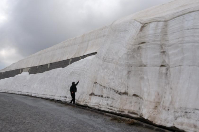 Tatvan'da 5 metrelik kar kütleleri görenleri hayretler içerisinde bıraktı