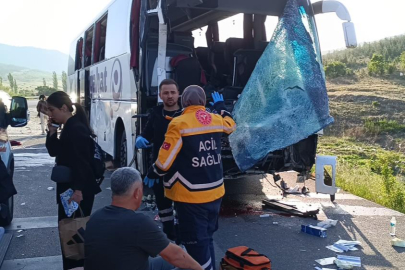 Afyonkarahisar'da yolcu otobüsü kamyonetle çarpıştı, çok sayıda yaralı var